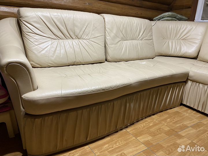 Угловой диван и кресло