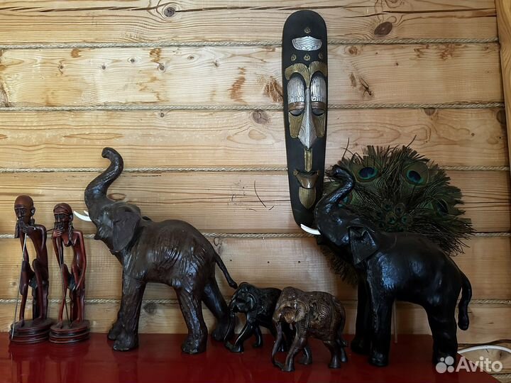 Слоны кожа, фигурки мужчина и женщина