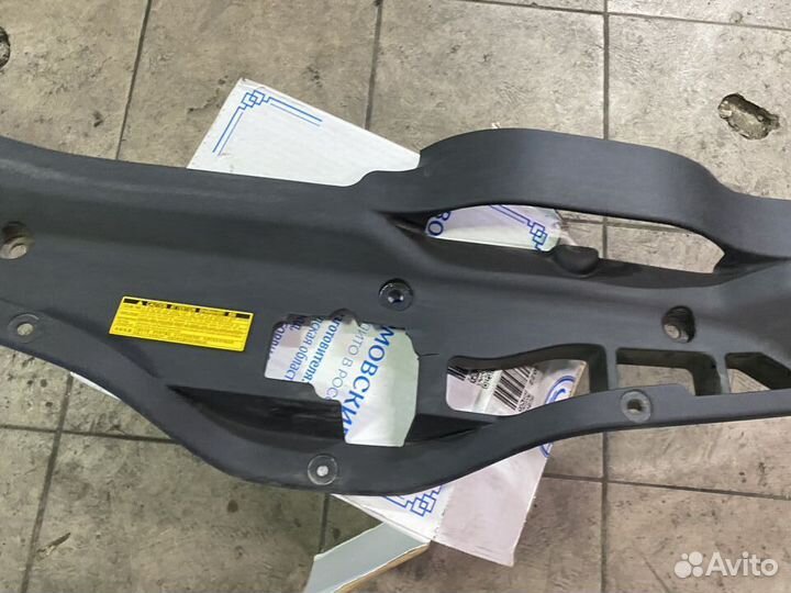 Накладка замка капота Toyota Venza