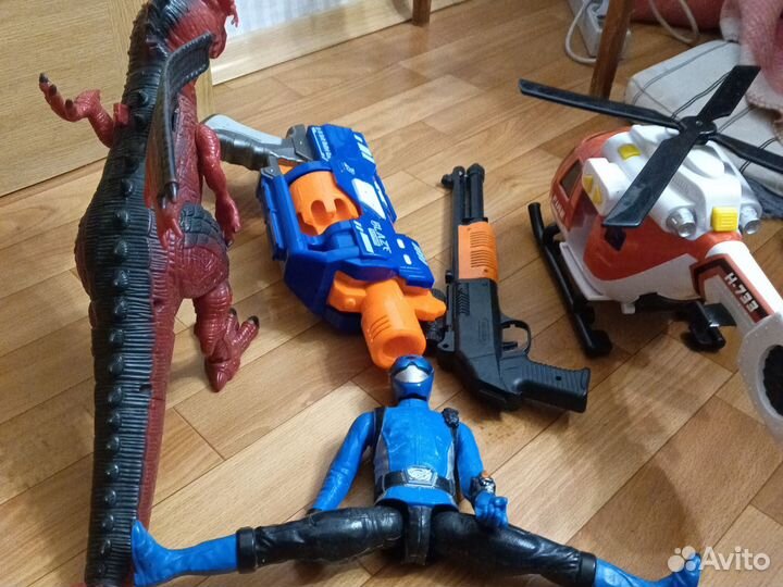 Продам игрушки динозавра, пистолет, робот,Вертолёт