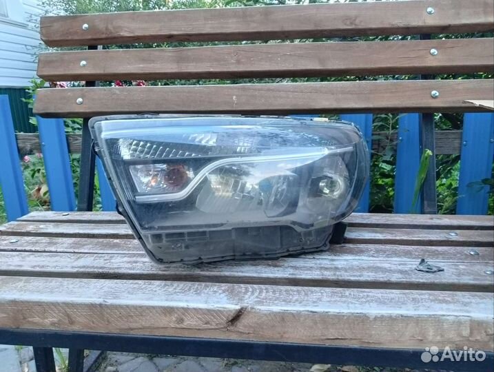 Фара передняя левая на весту