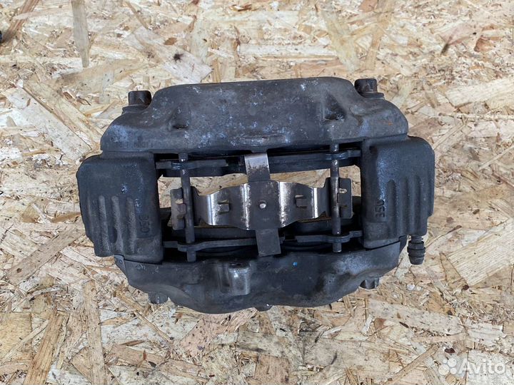 Суппорт передний левый Мерседес w216