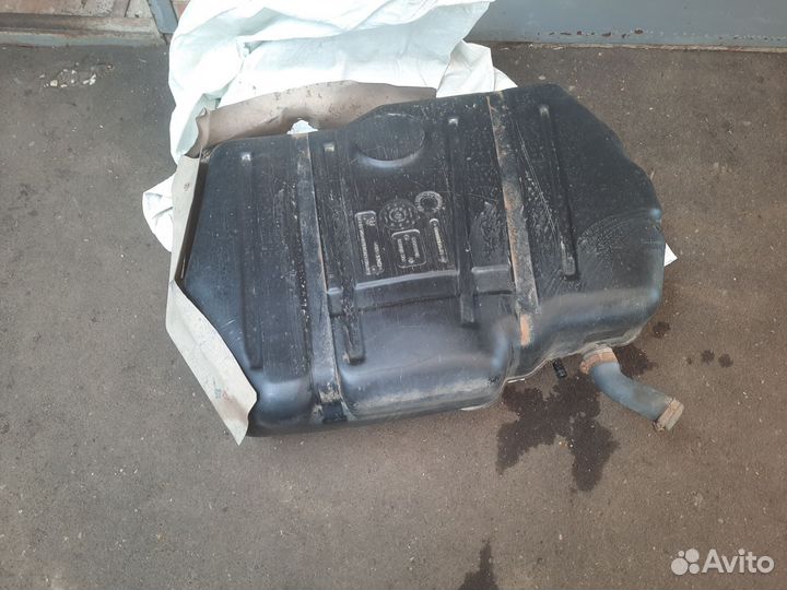 Бензобак carisma рест