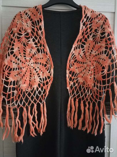 Шаль вязаная ажурная ручной вязки крючком