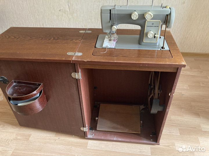 Швейная машина Чайка 142