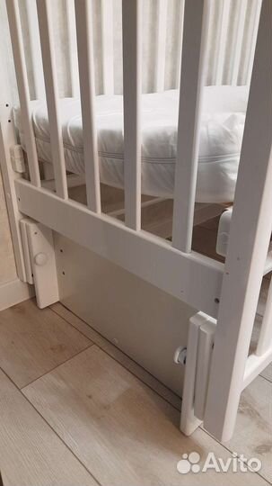Детская кроватка с маятником