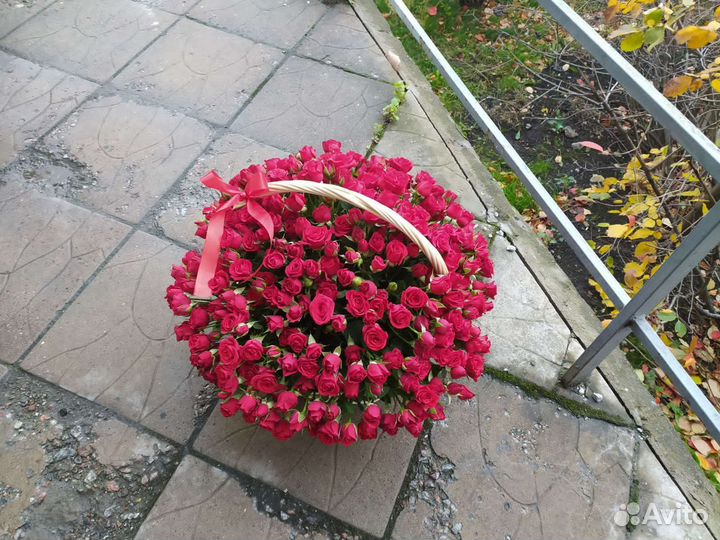 Корзина красных роз