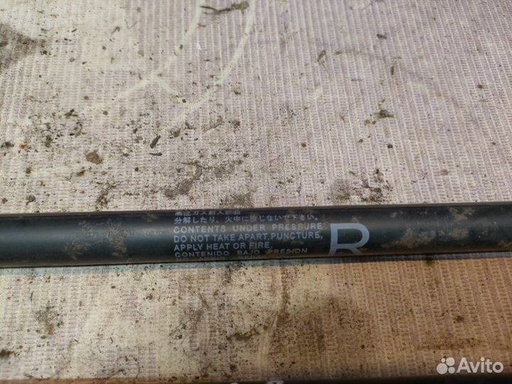 Амортизатор крышки багажника Mitsubishi Outlander