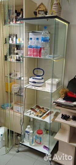 Стеклянная витрина с подсветкой