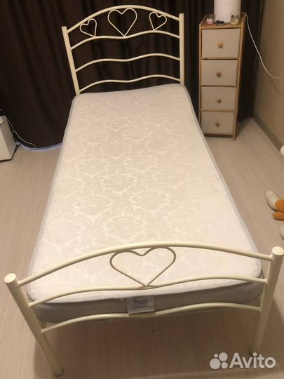 Кровать с матрасом