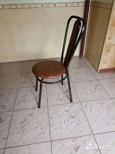 Стол и стулья