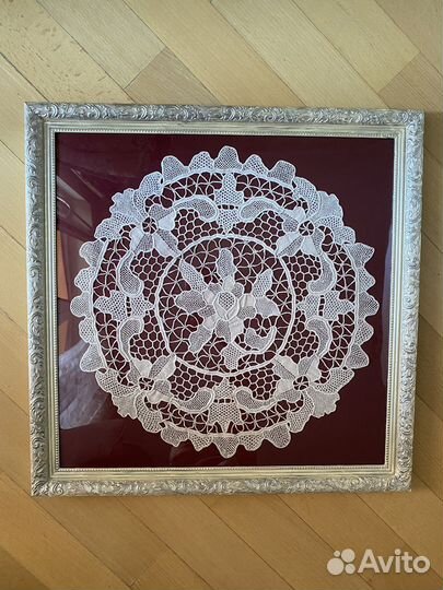 Старинная кружевная салфетка в раме
