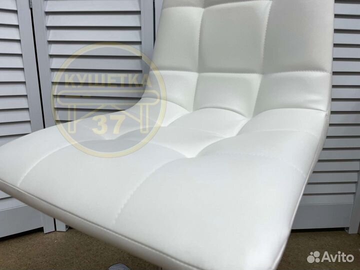 Стул мастера на колесиках