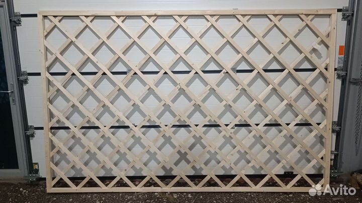 Деревянная решётка под растения