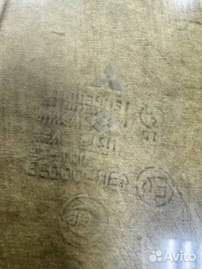 Стекло передней правой двери Mitsubishi pajero III