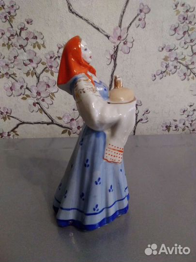 Фарфоровая статуэтка 