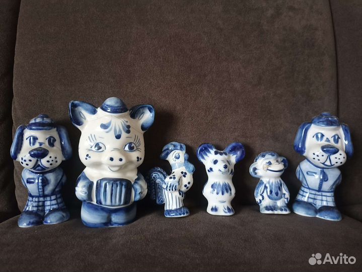 Гжель. Чайник заварной и фигурки