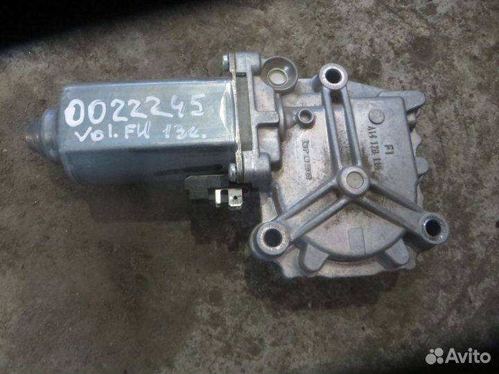 Моторчик стеклоподъемника правой двери Volvo 31765