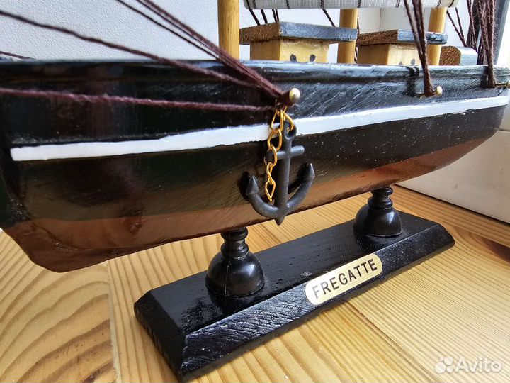 Модель парусника из дерева
