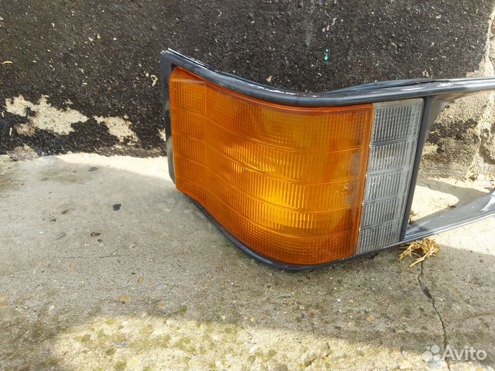 Рамка фары Mitsubishi L300 Delica