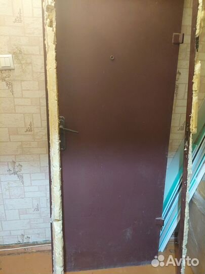 Дверь входная металлическая правая б/у