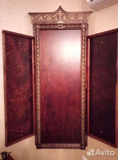 Домашний иконостас с резьбой