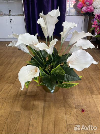 Искуственнын цветы в горшке