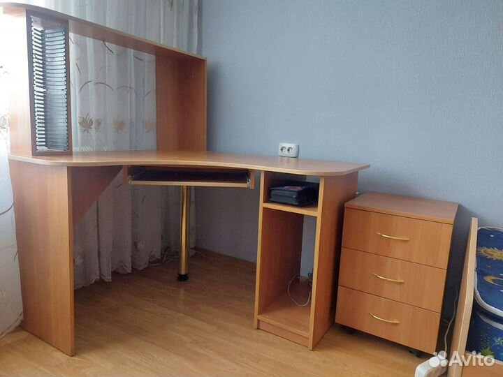 Продаю стол компьютерный