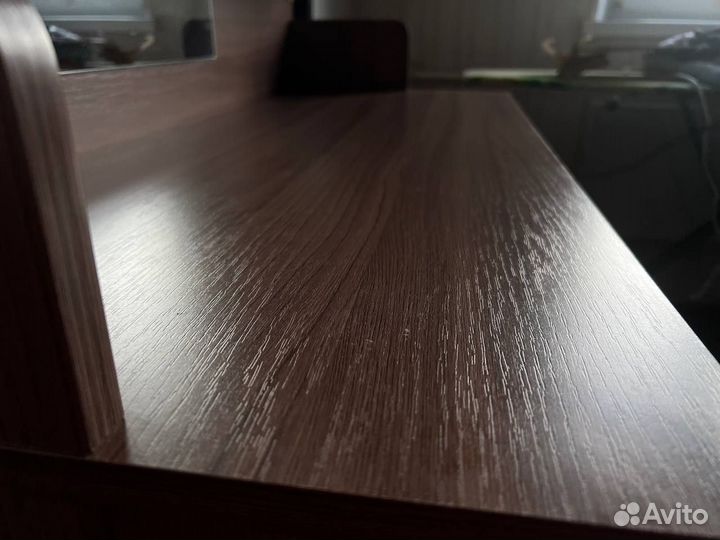 Туалетный столик с зеркалом