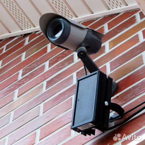 Уличная камера видеонаблюдения на здании. Камера видеонаблюдения на здании. Камеры видеонаблюдения на здании. Камера видеонаблюдения на стене. Камера видеонаблюдения.