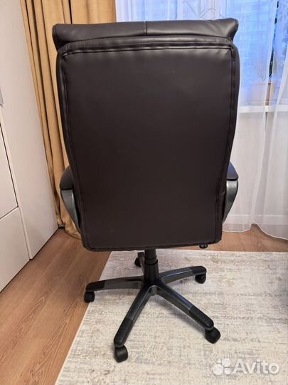 Компьютерное офисное кресло руководителя