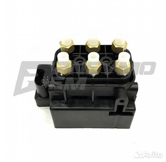 Блок клапанов пневмоподвески Audi Q7