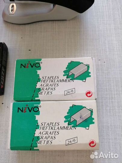 Канцелярия: дырокол, степлер, скобы для степлера