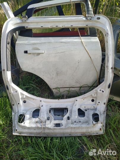 Дверь багажника Mitsubishi Carisma