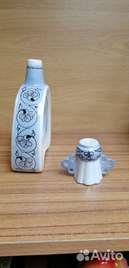 Фарфоровый графин и стопочка
