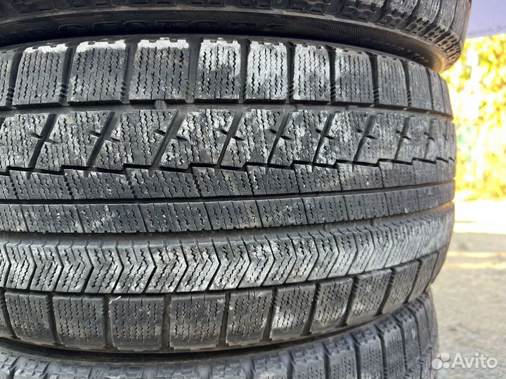 Bridgestone Blizzak VRX 235/45 R17 97H