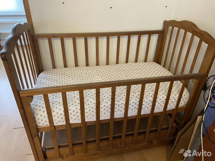 Детская кроватка с маятником