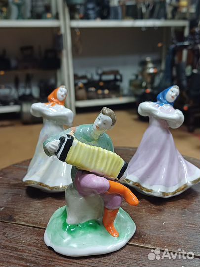 Гармонист и плясуньи фарфор Дулево