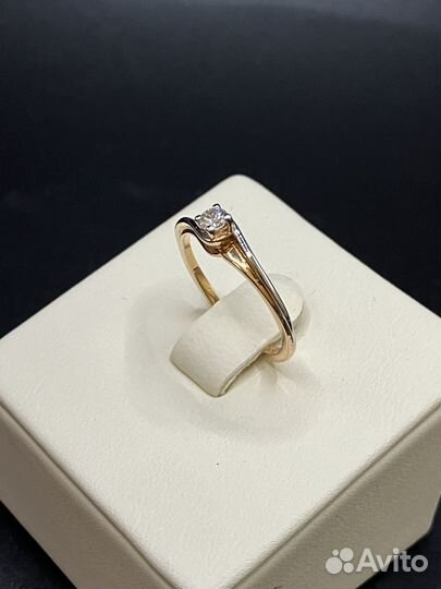 Золотое кольцо с бриллиантом