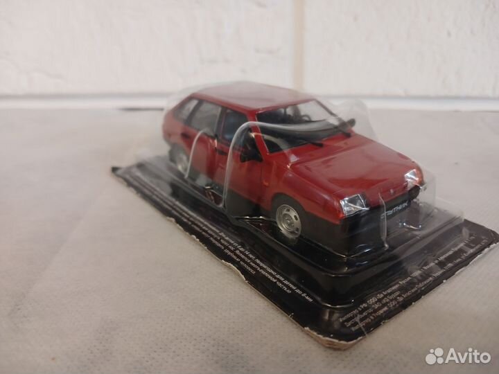 Модель автомобиля Ваз - 2108 Спутник 1/43 2 цвета