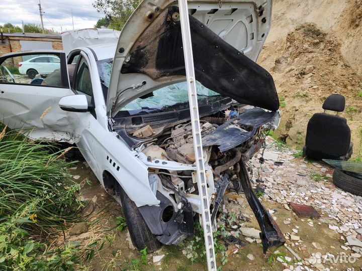 В разборе LADA веста