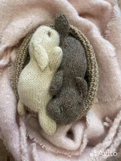 Спящий кролик(зайчик).Вязаная игрушка