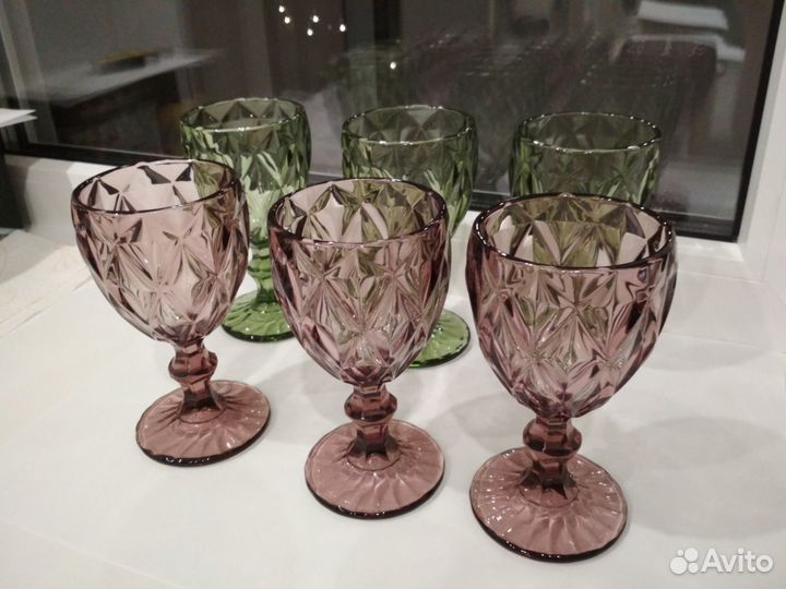 Набор цветных стеклянных бокалов фужеров для вина