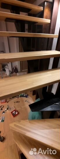 Лестница на металлокаркасе безопасная