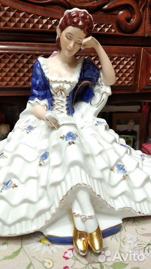 Статуэтка Девушка с книгой