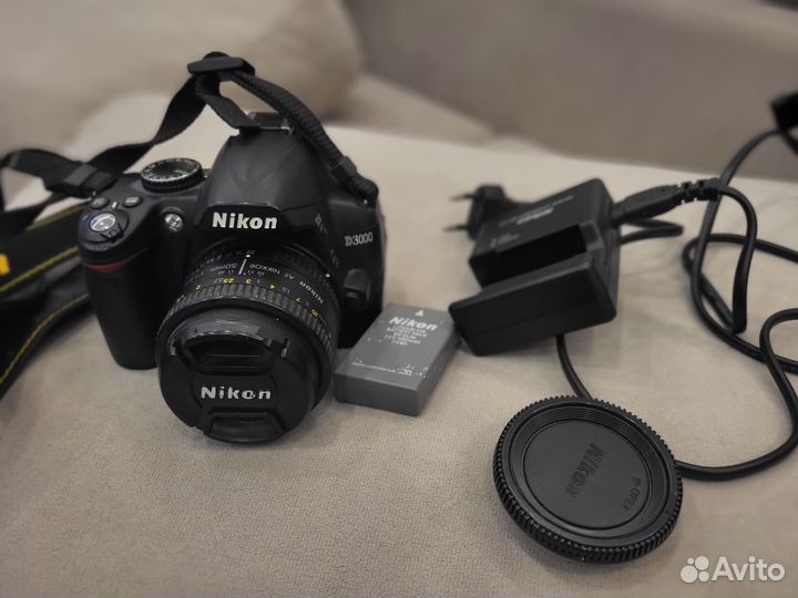 Nikon d3000 с объективом 50mm f1.8/D AF + сумка