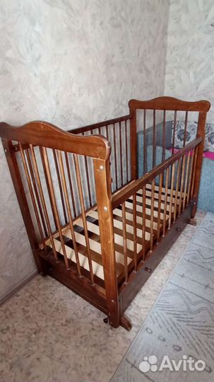 Детская кроватка с маятником и ящиком