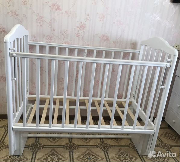 Кровать для новорожденных с маятником