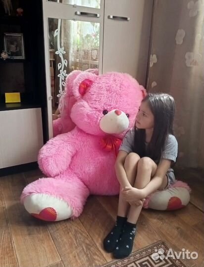 Большой плюшевый медведь