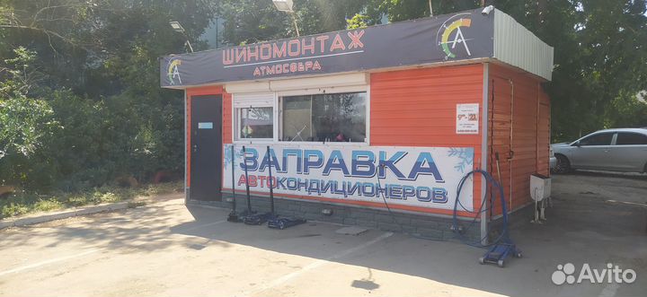 Сотрудник в шиномонтаж